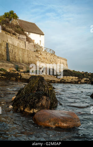 Runswick Bay ist ein kleines Dorf am nördlichen Ende einer weitläufigen Bucht drängten. Stockfoto