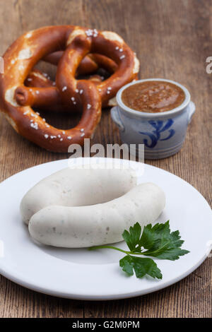 Bayerische Weißwürste mit Brezel Stockfoto