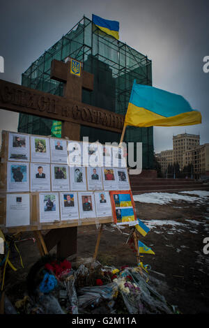 Die denkwürdige Stelle für die ukrainischen Verteidiger, mit den Fotos der Kriegsopfer, neben dem ehemaligen Lenin-Denkmal in Charkiw. Stockfoto