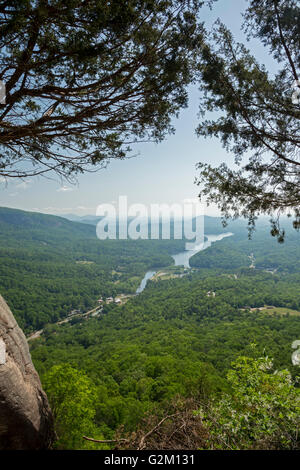 Chimney Rock, North Carolina - Lake Lure, von Chimney Rock State Park. Stockfoto