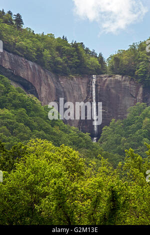 Schornstein Rock, North Carolina - Hickory Mutter fällt eine 404-Fuß Wasserfall in Chimney Rock State Park. Stockfoto