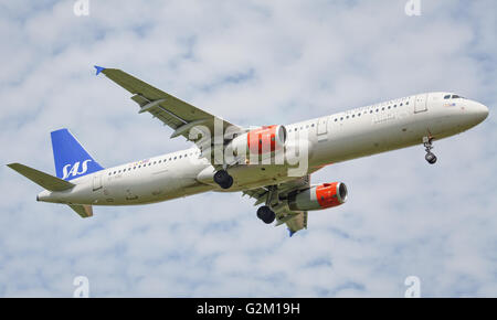 SAS Scandinavian Airlines Airbus a321 OY-KBE kommt am Flughafen London-Heathrow LHR an Land Stockfoto
