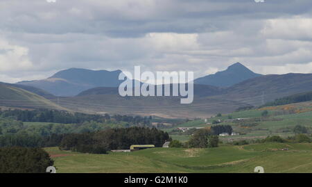 Fernsicht auf den Gipfeln der Stuc ein Chroin und Ben Vorlich aus Süd-Ost-Schottland Mai 2016 Stockfoto