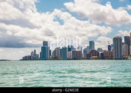 Blick auf moderne downtown Miami Florida, USA Skyline über Biscayne Bucht mit Wolken Overhead aus gesehen Stockfoto