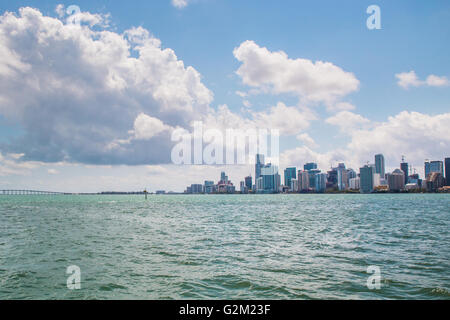 Blick auf moderne downtown Miami Florida, USA Skyline über Biscayne Bucht mit Wolken Overhead aus gesehen Stockfoto