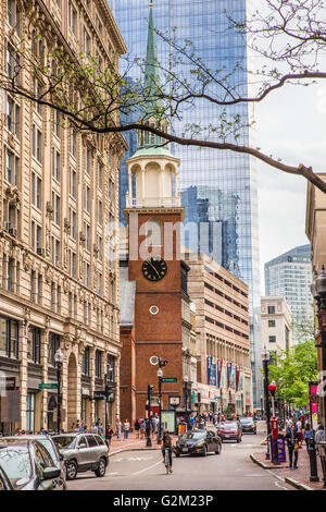 BOSTON, MASSACHUSETTS - 14. Mai 2016: Streetview Old South Meeting House auf Bostons Freedom Trail. Diese historische landma Stockfoto