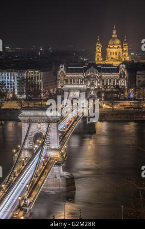 Nachtansicht der Kettenbrücke über die Donau und die St.-Stephans Basilika in Budapest, Ungarn. Vom königlichen Palast in Buda aus gesehen Stockfoto