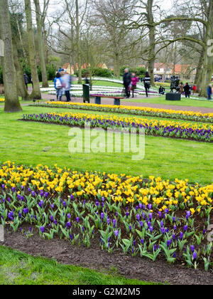 Die Besucher durch gehen und die vielen verschiedenen Blumen in Keukenhof Lisse, Niederlande. Stockfoto