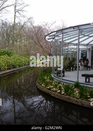 Die Besucher durch gehen und die vielen verschiedenen Blumen in Keukenhof Lisse, Niederlande. Stockfoto