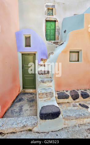 Ein typischer malerischen Pfad in die traditionelle mittelalterliche Siedlung Emporeios auf Santorin, Kykladen, Griechenland Stockfoto