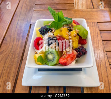 Griechischer Joghurt mit verschiedenen Früchten Stockfoto