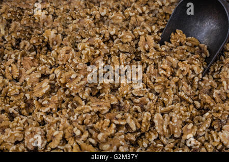 Ohne Schale Walnüsse und eine Kugel Stockfoto