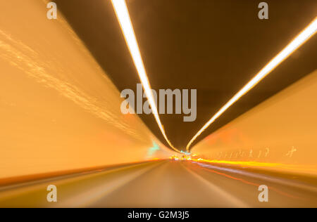 bewegt sich schnell in tunnel Stockfoto