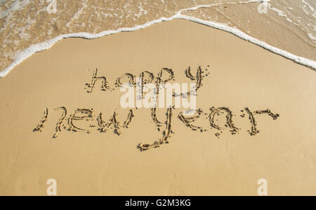 Frohes neues Jahr in den Sand geschrieben Stockfoto