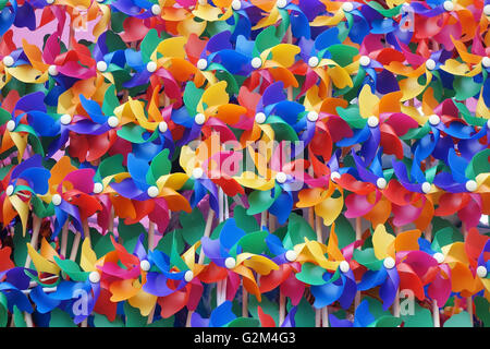 Buntes Spielzeug kleine Windmühle Stockfoto