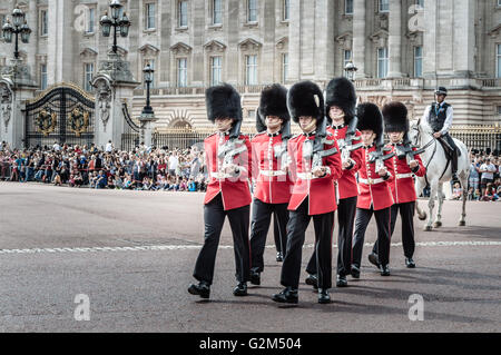 London, UK - 19. August 2015: Royal Guards Parade während traditionelle Changing der feierlichen Wachen in der Nähe von Buckingham Palace. Stockfoto