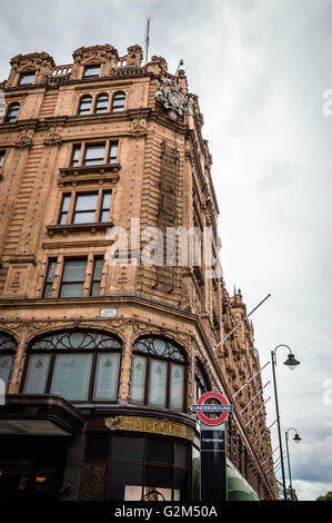 London, UK - 19. August 2015: Niedrigen Winkel Ansicht des Kaufhaus Harrods. Harrods ist der berühmteste und Luxus-Kaufhaus Stockfoto