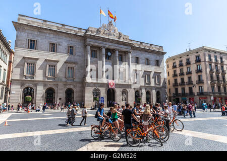 Fahrrad-Führung am Plaça Sant Jaume, Barri Gòtic, Barcelona, Katalonien, Spanien. Stockfoto