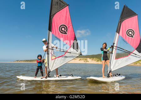 Familie auf Windsurf-Boards. Valdevaqueros Strand, Tarifa, Costa De La Luz, Andalusien, Spanien. Stockfoto