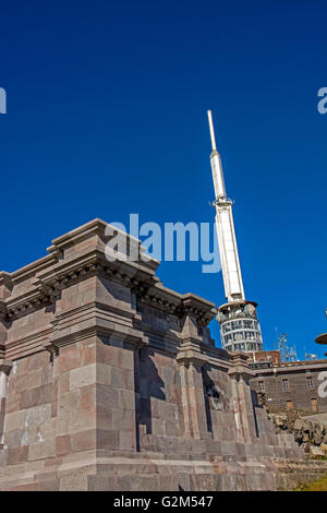 Gallo-römische Tempel von Quecksilber mit TV-Sender und hinter-Observatorium auf dem Gipfel des Puy de Dome, Auvergne, Frankreich Stockfoto