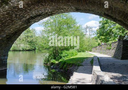 Blick durch einen Bogen von der alten steinernen Brücke über den Fluß Teme an Dinham in Ludlow Stockfoto