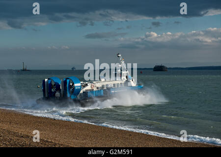 Hovercraft, AP1-88 – Insel Express im Besitz Hovertravel Reisen nach Ryde, Isle Of Wight, Großbritannien Stockfoto