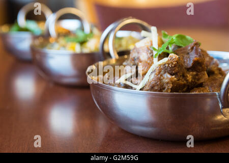 Indische Curry-Gerichte in Stahl/Messing Schalen zubereitet. Stockfoto