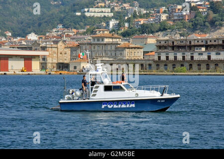 Triest, Italien - 27. September 2009: Ein marine Polizei Patrouillenboot mit drei Polizisten patrouillieren in den Gewässern vor dem Hafen. Stockfoto