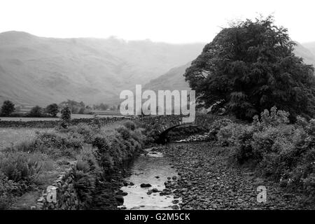 Mitte fiel Brücke Stockfoto