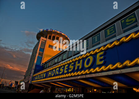 Der vordere Eingang zum Clarence Pier Kirmes und Spielhalle in Southsea, Portsmouth, Hampshire, UK Stockfoto