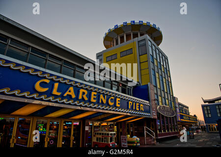 Der vordere Eingang zum Clarence Pier Kirmes und Spielhalle in Southsea, Portsmouth, Hampshire, UK Stockfoto