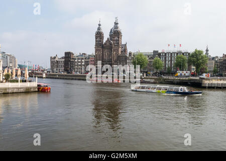 Blick Richtung Stadtzentrum von Amsterdam, Holland aus Centraal Station Stockfoto