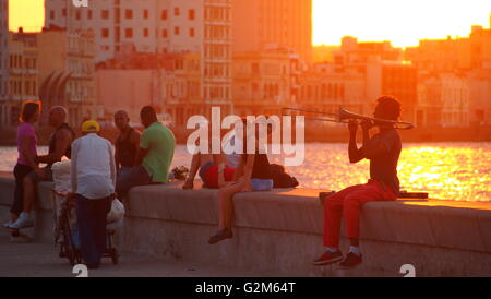 Havanna, Kuba - 23. November 2012: Ein Mann spielt Trompete an der Uferpromenade Malecon bei Sonnenuntergang Stockfoto