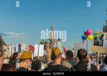 Moskau, Russland - 9. Mai: Unsterbliche Regiment marschiert weiter. Moskau feiert Tag des Sieges-71-Jahr-Jubiläum am 9. Mai 2016 in Moskau Stockfoto