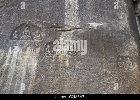 Akhanda vindhyagiri bagilu, Hügel, shravanbelgola, Karnataka, Indien. Eine riesige Rock mit mehreren Schnitzereien von Jain Heiligen. Stockfoto