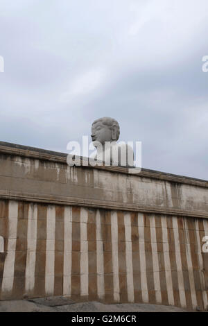 Gigiantic monolithische Statue Bahubali, auch bekannt als Gomateshwara, Vindhyagiri Hill, Shravanbelgola, Karnataka, Indien. Stockfoto