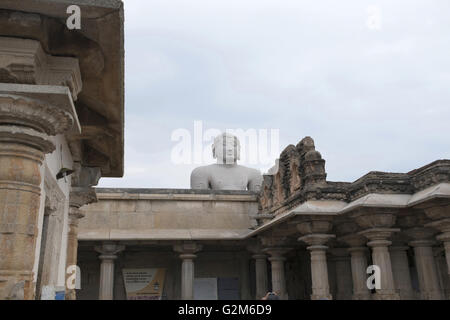 Gigiantic monolithische Statue Bahubali, auch bekannt als Gomateshwara, Vindhyagiri Hill, Shravanbelgola, Karnataka, Indien. Stockfoto