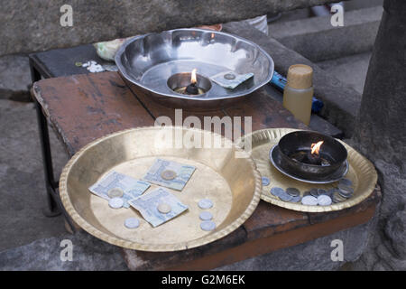 Pooja Thali. Menschen Segen des Gottes zu suchen und halten Sie Geld in die Thali. Gomateshwara Tempel, Vindhyagiri Hill, Shravanbelgola Stockfoto