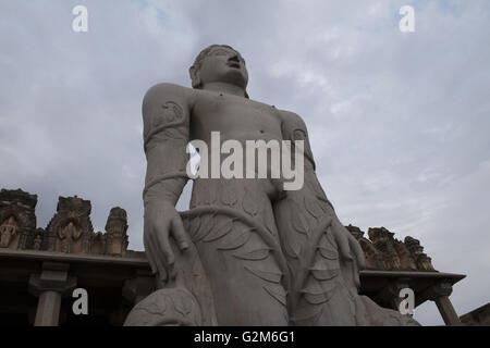 Gigiantic monolithische Statue Bahubali, auch bekannt als Gomateshwara, Vindhyagiri Hill, Shravanbelgola, Karnataka, Indien. Stockfoto