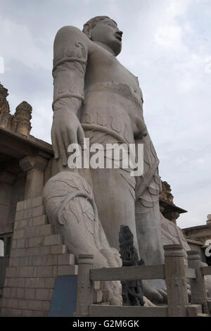 Gigiantic monolithische Statue Bahubali, auch bekannt als Gomateshwara, Vindhyagiri Hill, Shravanbelgola, Karnataka, Indien. Stockfoto