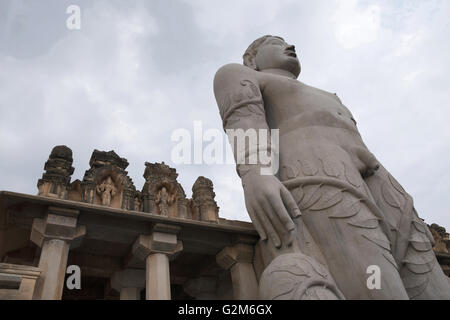 Gigiantic monolithische Statue Bahubali, auch bekannt als Gomateshwara, Vindhyagiri Hill, Shravanbelgola, Karnataka, Indien. Stockfoto