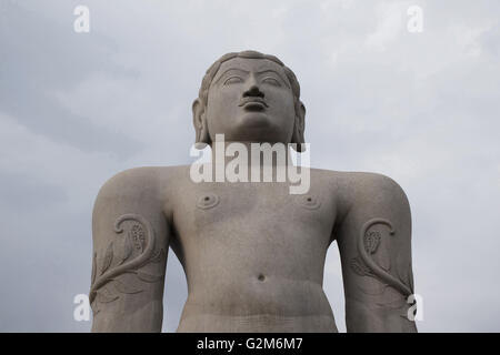 Gigiantic monolithische Statue Bahubali, auch bekannt als Gomateshwara, Vindhyagiri Hill, Shravanbelgola, Karnataka, Indien. Blick Stockfoto