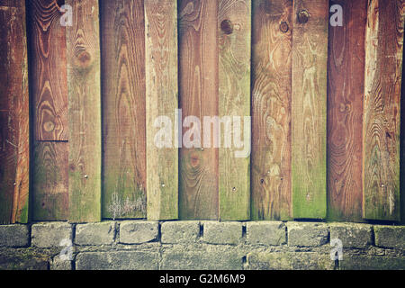 Retro-getönten Hintergrund von verwitterten Holzbrettern hergestellt. Stockfoto