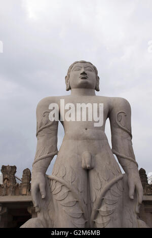 Gigiantic monolithische Statue Bahubali, auch bekannt als Gomateshwara, Vindhyagiri Hill, Shravanbelgola, Karnataka, Indien. Blick Stockfoto