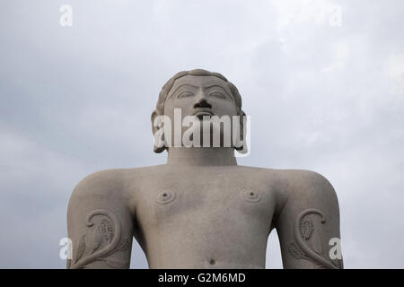 Gigiantic monolithische Statue Bahubali, auch bekannt als Gomateshwara, Vindhyagiri Hill, Shravanbelgola, Karnataka, Indien. Blick Stockfoto