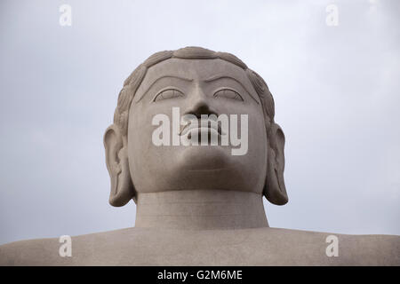 Gigiantic monolithische Statue Bahubali, auch bekannt als Gomateshwara, Vindhyagiri Hill, Shravanbelgola, Karnataka, Indien. Blick Stockfoto