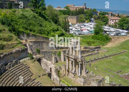 Römische Theater in Volterra, einer ummauerten Berggipfel-Stadt in der Provinz Pisa in der Toskana, Italien. Stockfoto