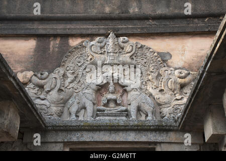 Gajalakshmi Panel über der Tür, akhanda vindhyagiri bagilu, Hügel, shravanbelgola, Karnataka, Indien Stockfoto