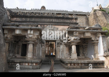 Akhanda vindhyagiri bagilu, Hügel, shravanbelgola, Karnataka, Indien. Es gibt zwei Zellen auf beiden Seiten der Gateway die gebaut Stockfoto