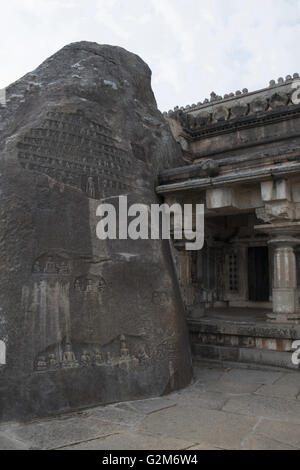 Akhanda vindhyagiri bagilu, Hügel, shravanbelgola, Karnataka, Indien. Eine riesige Rock mit mehreren Schnitzereien von Jain Heiligen mit ihren Stockfoto